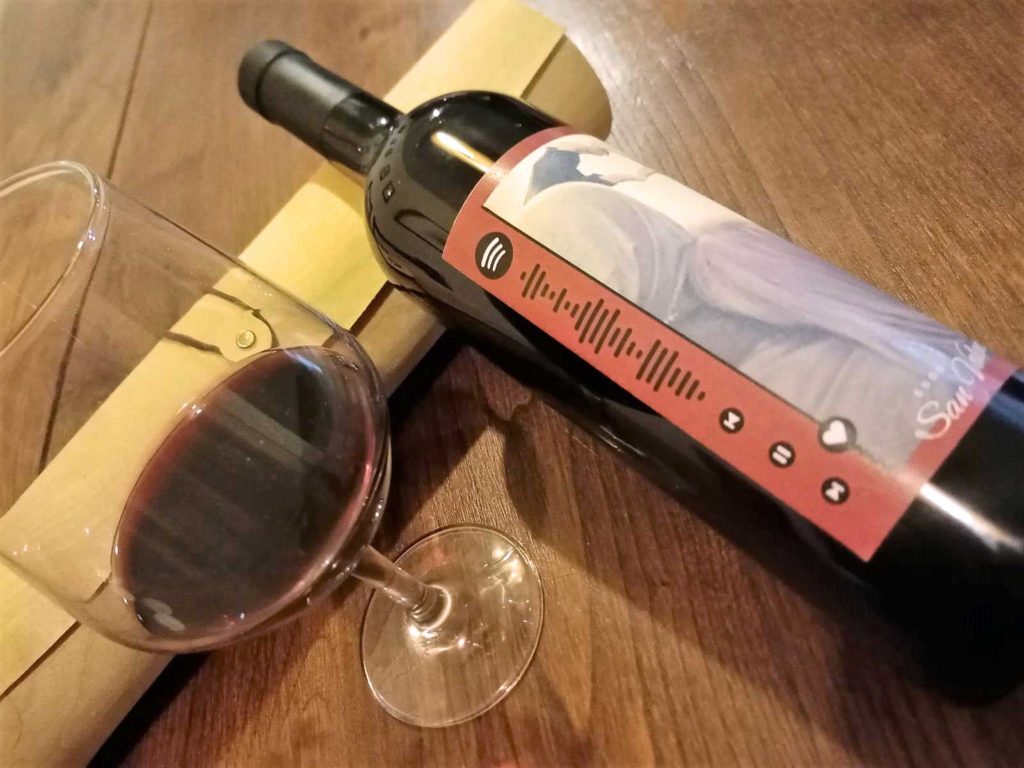 Etichetta personalizzata: dillo con una bottiglia di vino!